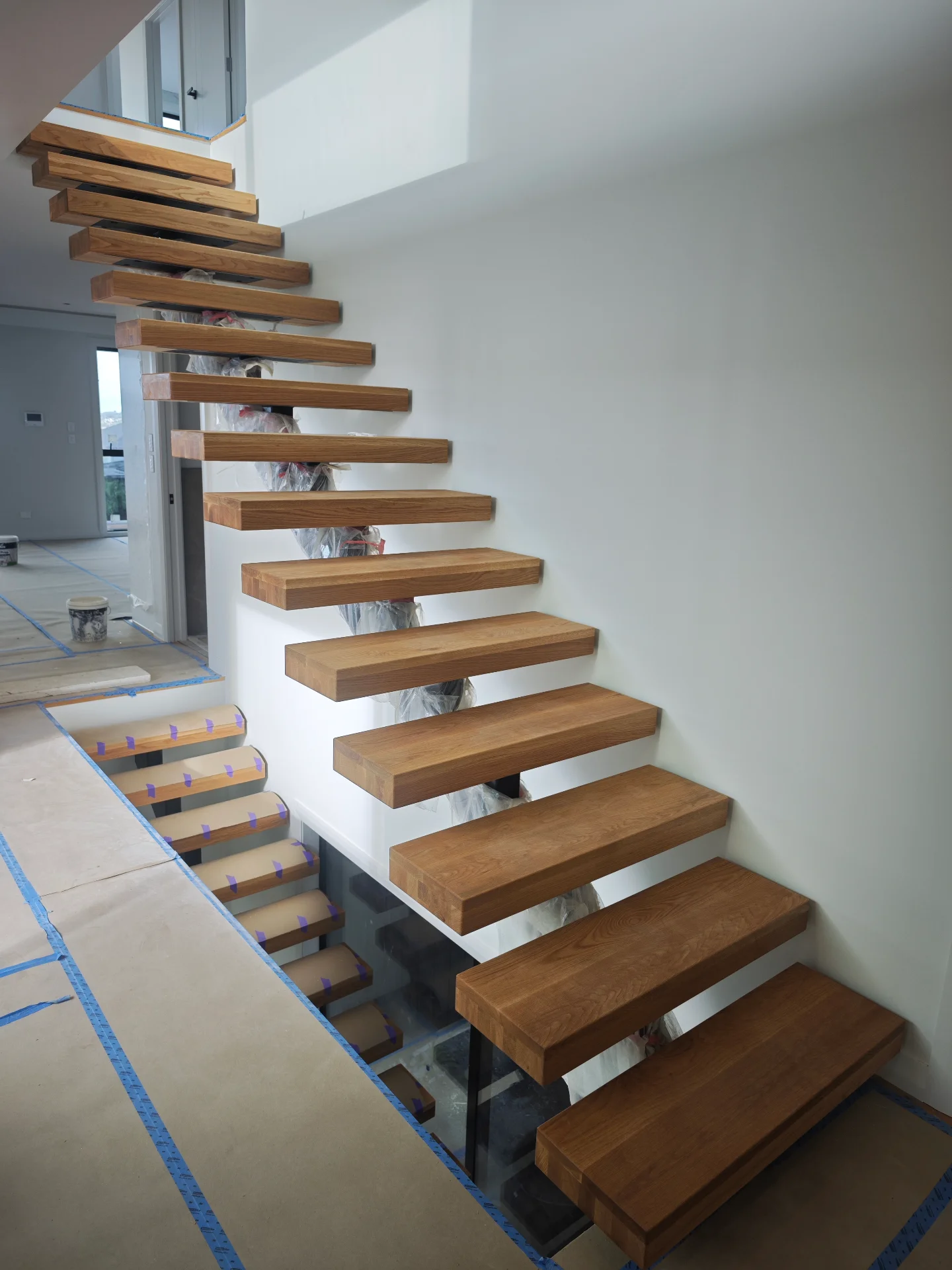 Oak floating stair treads & screen