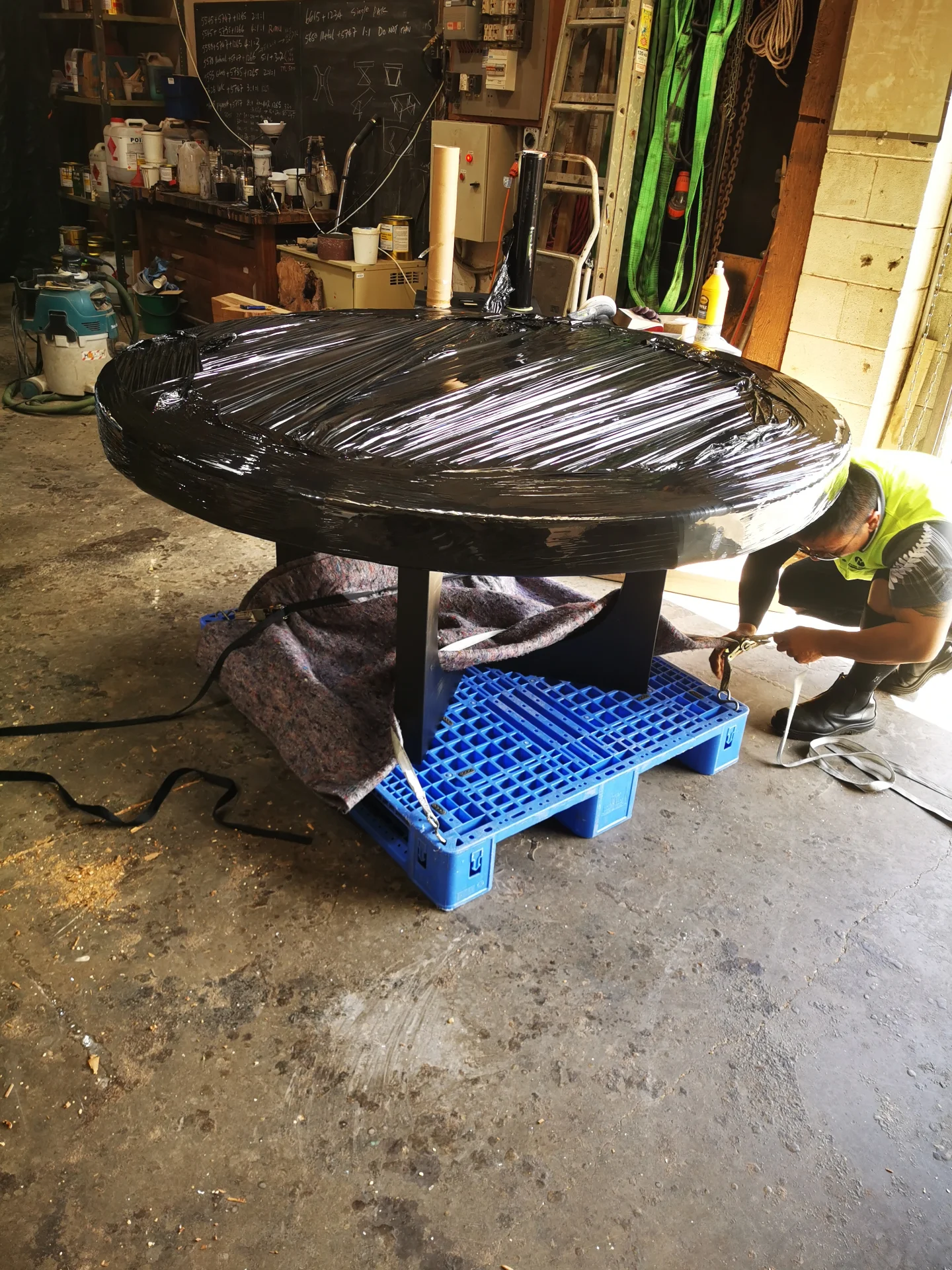 Swamp Kauri Dia 2M Round Dinning talbe