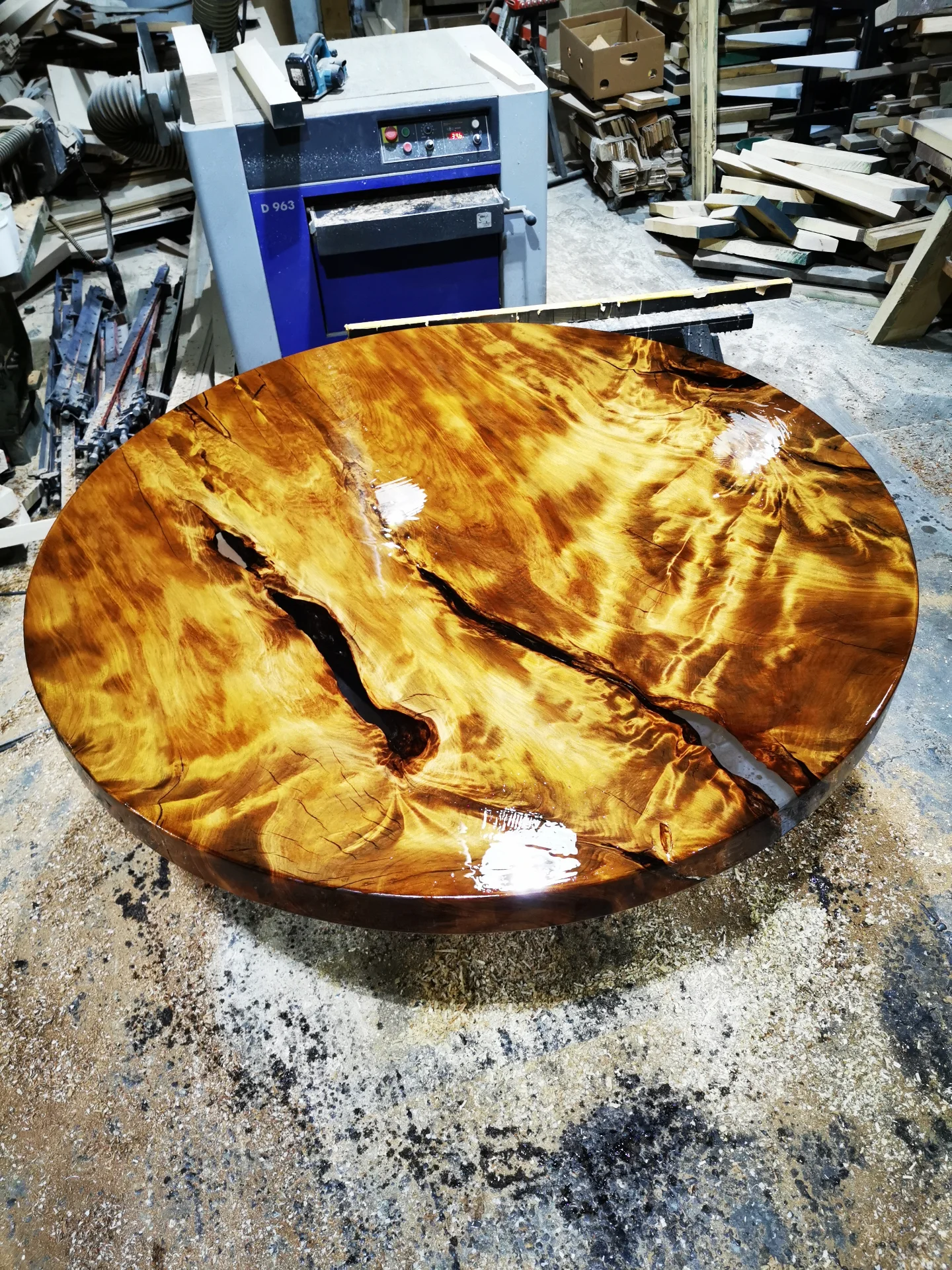 Swamp Kauri Dia 2M Round Dinning talbe — Progress photo