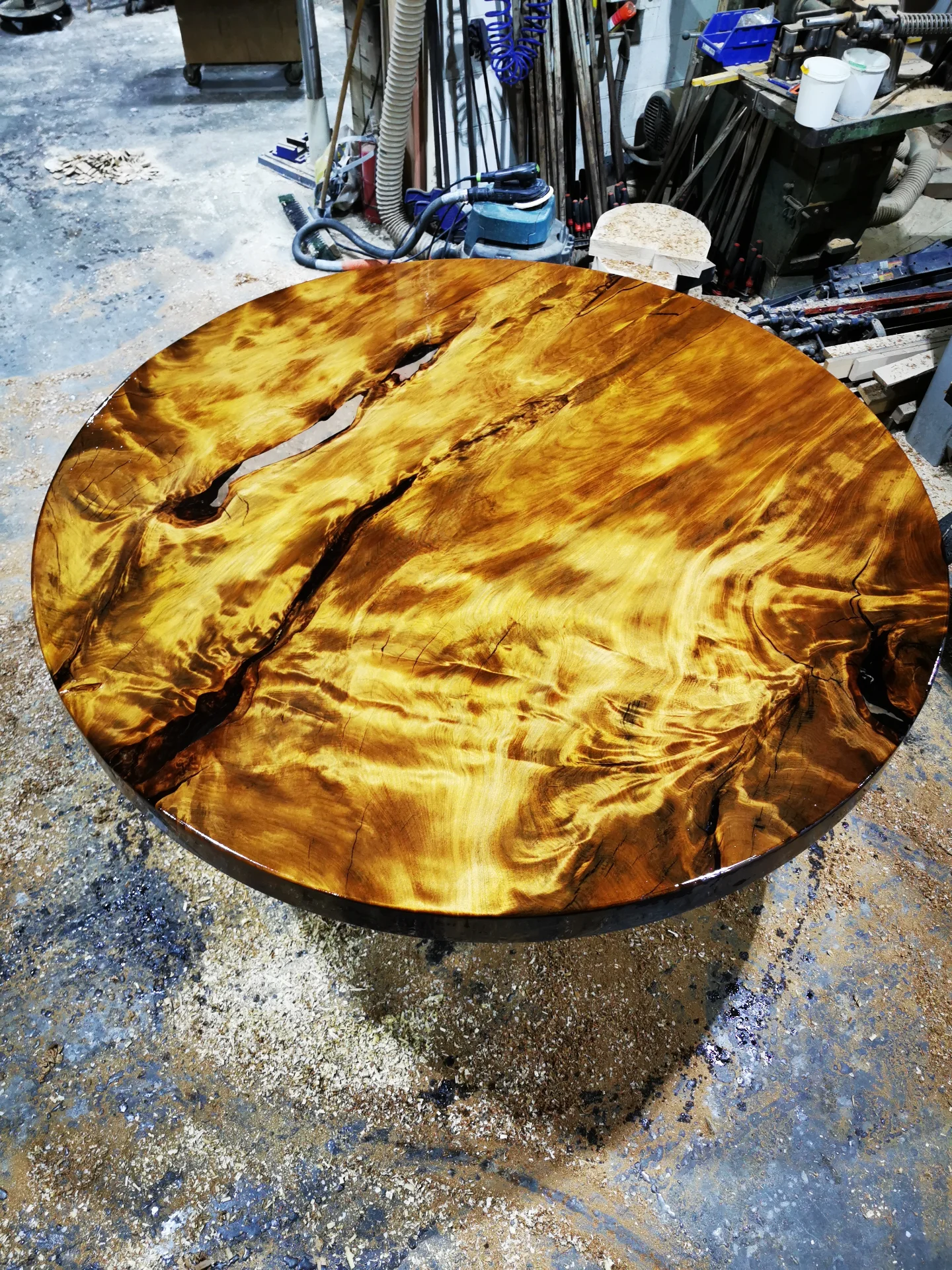 Swamp Kauri Dia 2M Round Dinning talbe — Progress photo