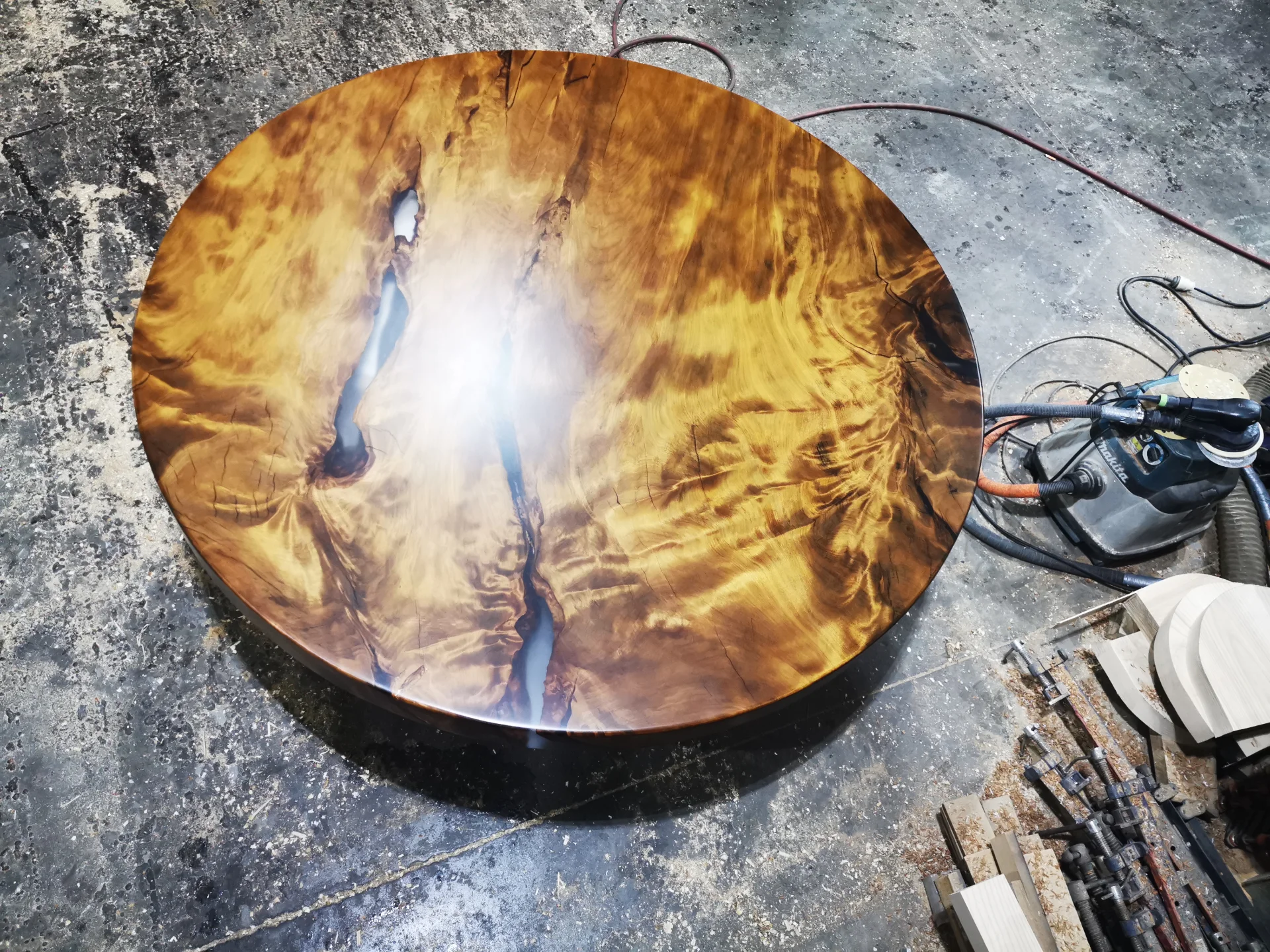 Swamp Kauri Dia 2M Round Dinning talbe — Progress photo